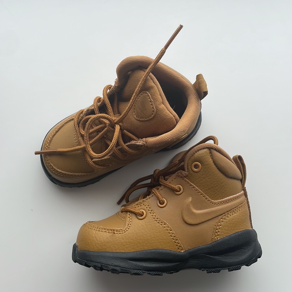 Nike Manoa LTR, Toddler Nike Boots, Size 6C in tan, in mint condition.